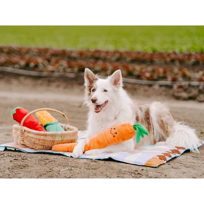 ZippyPaws Carrot Jiggler Dog Toy - 21" 5 ZippyPaws Carrot Jiggler Dog Toy - 21" - Image 3